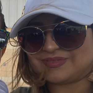 Meet your Posher, Desiree